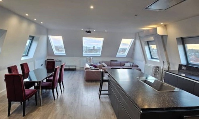 Hendon Apartment | Sky & View in Golders Green
