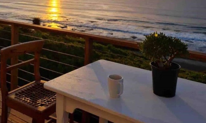 Reebok House | Skye Beach House: Seaviews, Sundeck, Surf, Wifi