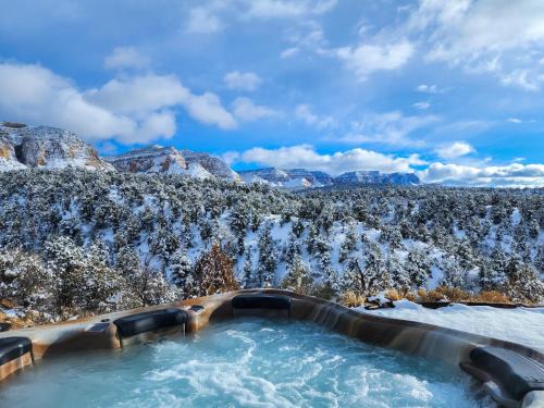Orderville House | Skyfall Cabin. Stunning views, Hot Tub, minutes from Zion