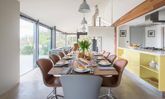 Kingsbridge Cottage | Skylark - a house that sleeps 6 guests in 3 bedrooms