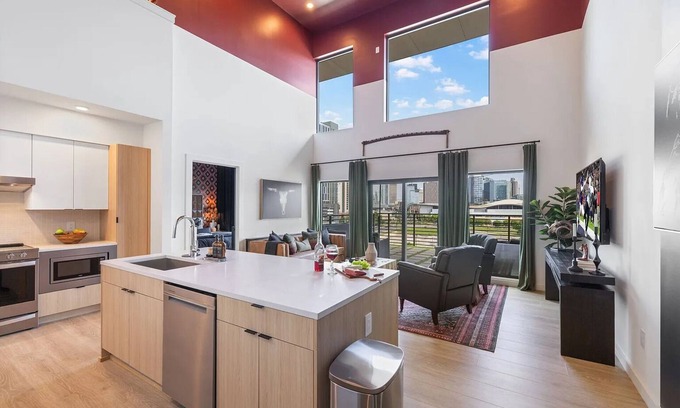 Downtown Nashville Condo | Skyline Views from Nashville Penthouse – Pool & Walkable to Broadway