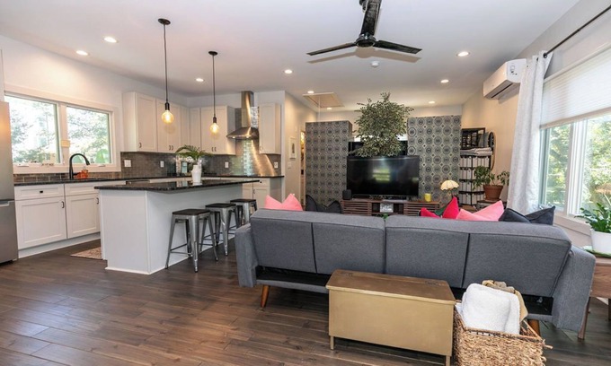 North Ormewood Park House | Skyline Views, Mins to Downtown