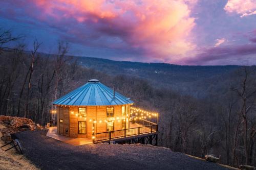 Front Royal Villa | Skyline Yurt: Hot Tub~Wood Stove~WiFi~EVcharger