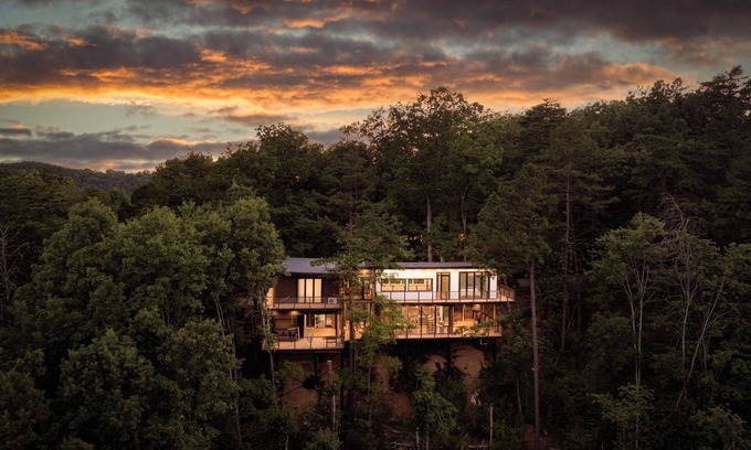 Sevierville House | Skyview Treehouse- luxury treehouse with breathtaking views