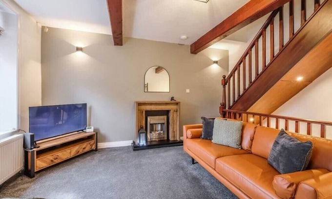 Ainley Top House | Sleek 2B/1B Retreat in Lindley, Huddersfield