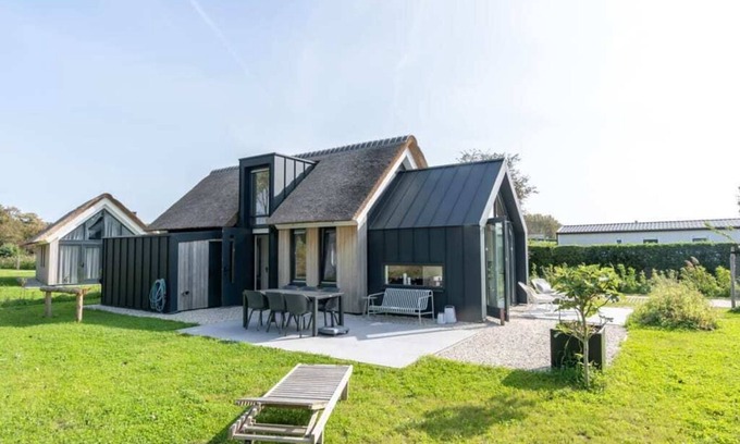 Westenschouwen House | Sleek and contemporary with a finish of natural materials! In this 4-person chalet with spacious ter