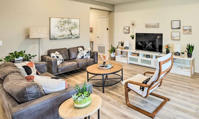 Fort Worth House | Sleek Fort Worth Home w/Patio - Pets Welcome!