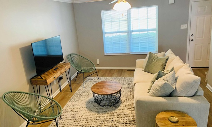Concord Condo | Sleek Retreat w/Modern Fresh Vibes!