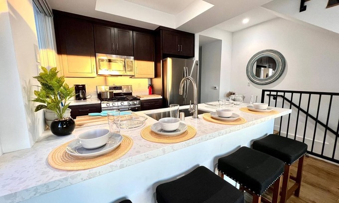Pico-Union House | Sleek Townhouse Getaway + Private Rooftop Deck 🍹