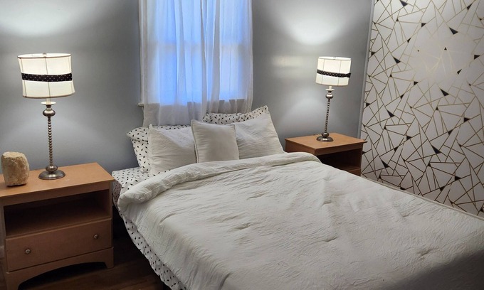 Howard House | Sleep up to 6, bring your dogs, relax and enjoy