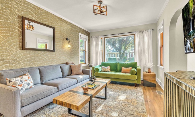 Brookfield House | Sleep10 + Brew Bar + Game RM + Walk2Train to CHI + Pets + 1 MI to Brookfield Zoo