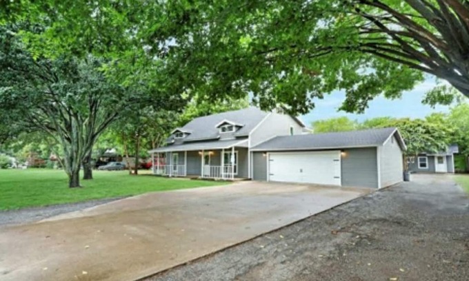 Keller House | sleeps 11 KING BED Country Charmer in Iconic Fort Worth- pet and child friendly