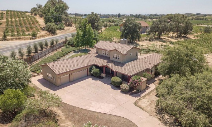 Shenandoah Valley House | Sleeps 12 Pet Friendly Next to Amador Top Wineries