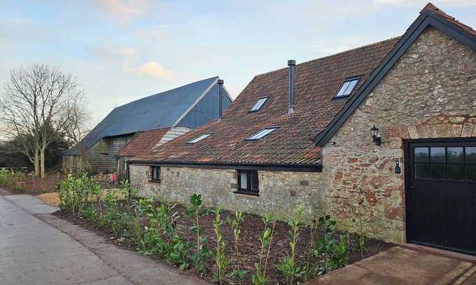 Fiddington House | Sleeps 12, Stunning, Dog Friendly, Hot Tub, Rural