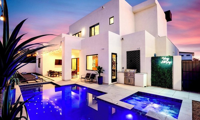 South Scottsdale House | Sleeps 14/Luxury Pool/Spa/Walk to Old Town/EV Charger/Fitness Area