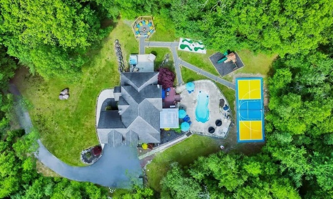 Reeders House | Sleeps 14! Pool Hot Tub Sauna Pickleball Arcade