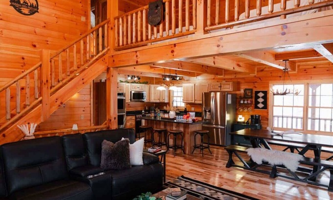 Carbon Hill Cabin | Sleeps 16! Luxury Cabin With Game Room & Hot Tub