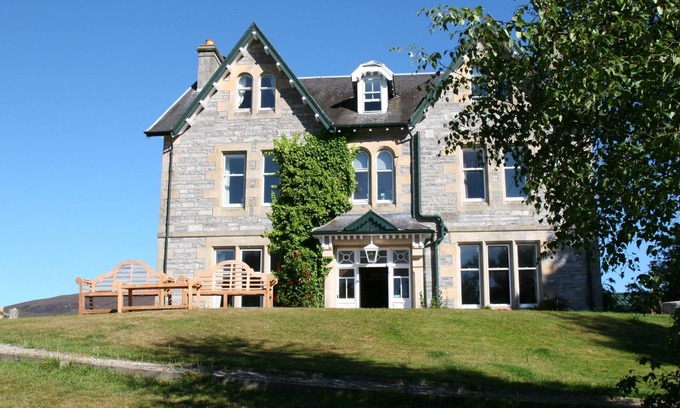 Kincraig Apartment | Sleeps 18 in 5 king, 1 king with bunk, 1 twin and 1 bunk room