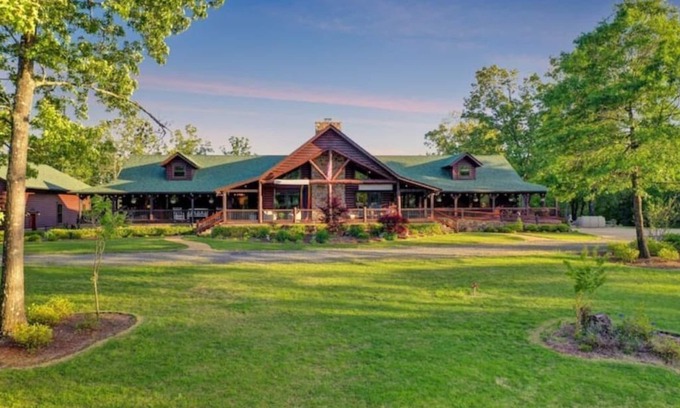 Bismarck Cabin | Sleeps 18 Premium Immersive Experience @ Upscale Luxury LogVilla ~ Hot Springs
