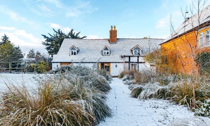 Eaton Mascott Cottage | Sleeps 23 guests in 11 bedrooms