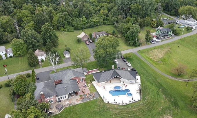 Coxsackie House | Sleeps 27/Pickleball Court/Game Room/Hot Tub/Pool/Batting Cage/Beach