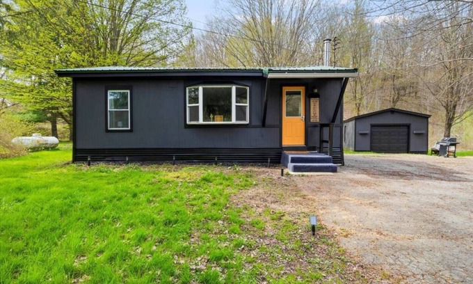 Naples Cabin | Sleeps 4 | Pet Friendly | Fire Pit