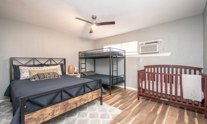 Park Place Apartment | Sleeps 6 | 2 Beds + Bunk | Crib | Budget-Friendly