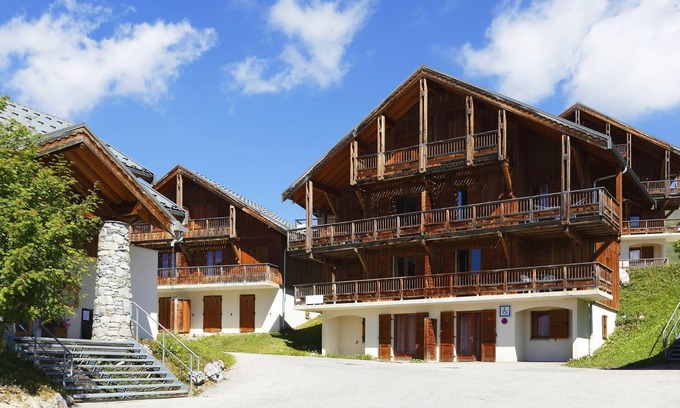 La Toussuire Condo | Sleeps 6! Mountain Adventure + FREE Shuttles