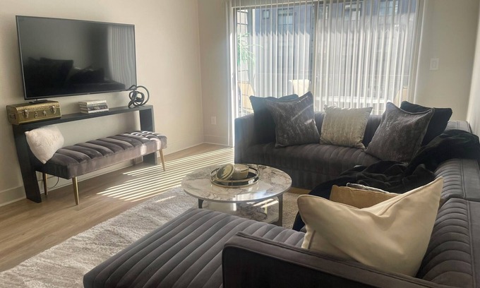 Old East Dallas Apartment | Sleeps 6/Perfect Location/Free Parking/Gym/LuxurynPool/Shop/Explore/Eat/Relax