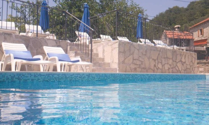 Mrcevac House | Sleeps 8/9 people. 2 apartments. Pool. Sea and mountain viewsi