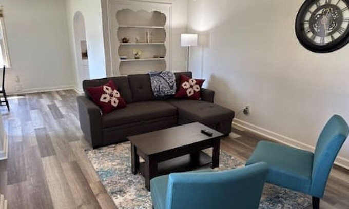 Boardman House | Sleeps 8, YSU, Fairgrounds, Wi-Fi, EV1, Remote