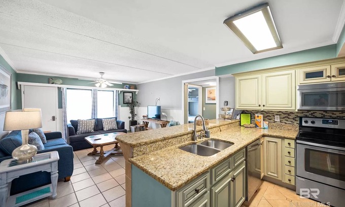 Orange Beach Condo | ★Sleeps 8★on the beach★4 pools★Pool Side Bar★ Private Beach Access