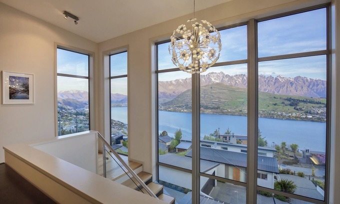 Queenstown House | Slice of Paradise: 4bdrm, 4bath, Spa, Views