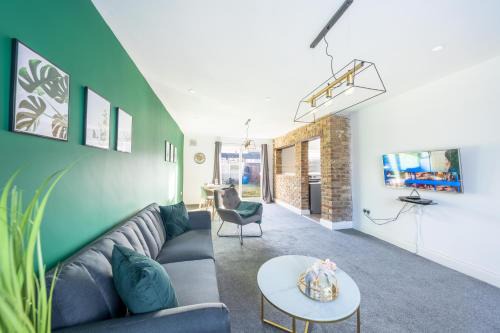 Langley Marish Apartment | Slough 3BR Home, Sleeps 4, Contractor-Friendly, Near M25, Free Parking