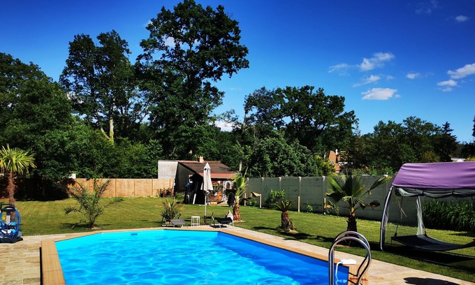 Dammarie Les Lys House | Small cottage in the Bois du Lys swimming pool Fontainebleau forest