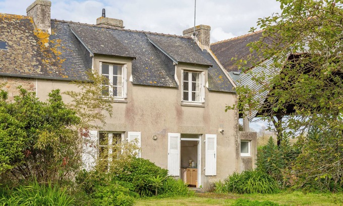 Plobannalec-Lesconil House | Small House 5 Minutes from the Beach by Car with Private Terrace and Garden