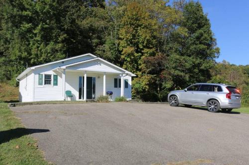 Athens House | Small House, 2 queen bedrooms, 1 bath, on route 33
