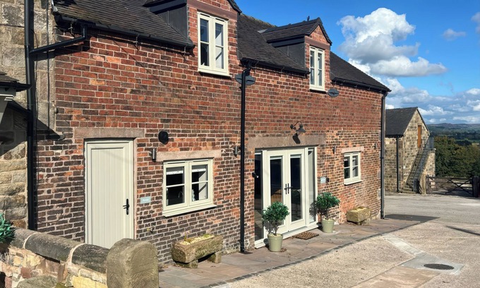 Endon Cottage | SMALL LANE BARN, family friendly, character holiday cottage in Endon