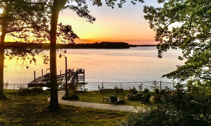 Southmont Apartment | Small piece of heaven on the lake - King suite