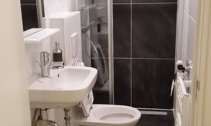 Utrecht Hotel | Small quadrupple room 1 km from center Utrecht
