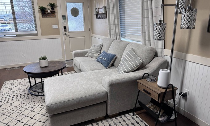 Caldwell House | Smart Comfort 2b/2b near College of Idaho and YMCA