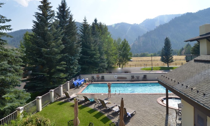 Ketchum Condo | Smart Sun Valley location! Year-round heated pool & spa. Walk to town & lifts.
