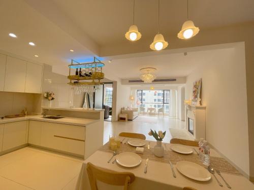 Yongding House | SmileNest Downtown Luxury Suite for 2-10 Guests, Zhangjiajie Attraction Ticket Service, Ideal for Couples, Families & Groups
