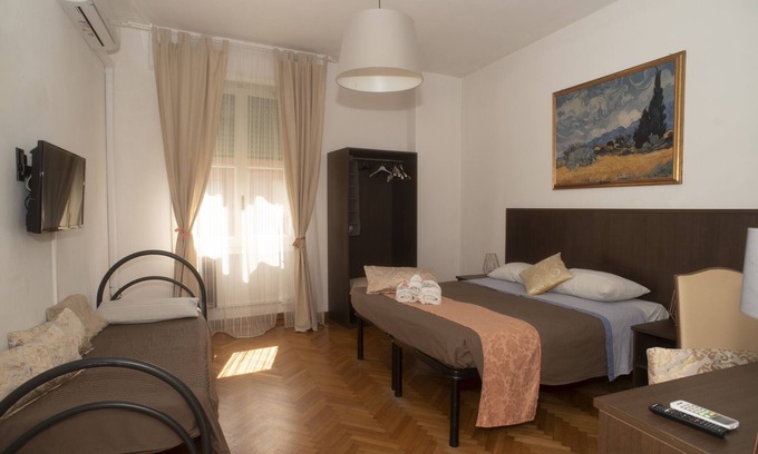 San Jacopino Bed & Breakfast | SMN Train Station, Room with private bathroom in B&B