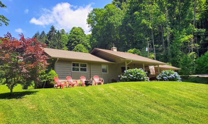 Waynesville House | Smoky Mountain Creekside Holiday! Squeaky clean!