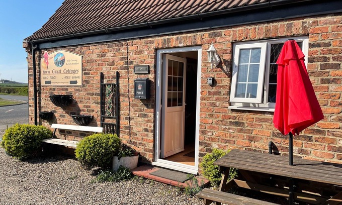 Yarm Cottage | SMYTHY COTTAGE SLEEPING 6 ADJOINING THE FOX COVERT PUB YARM S/C. B&B QUIRKY !
