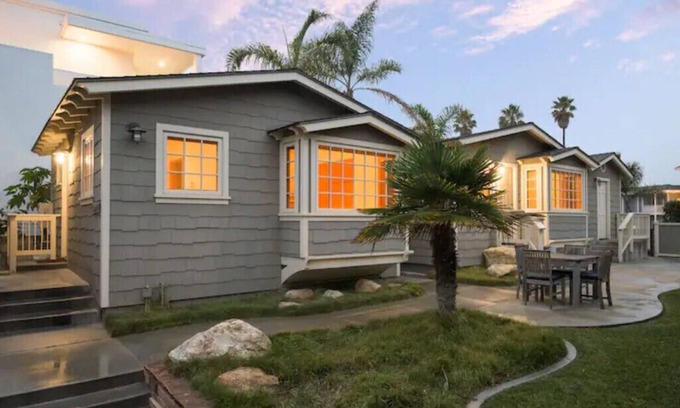 Downtown Cottage | SNOW BIRDS Monthly discounts available! 1 block to pier 1/2 block to sand