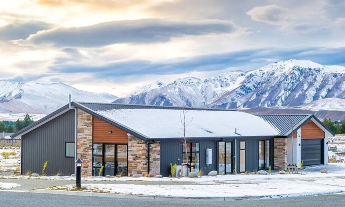 Lake Tekapo Apartment | Snow Pine 3 Bedroom Apartment