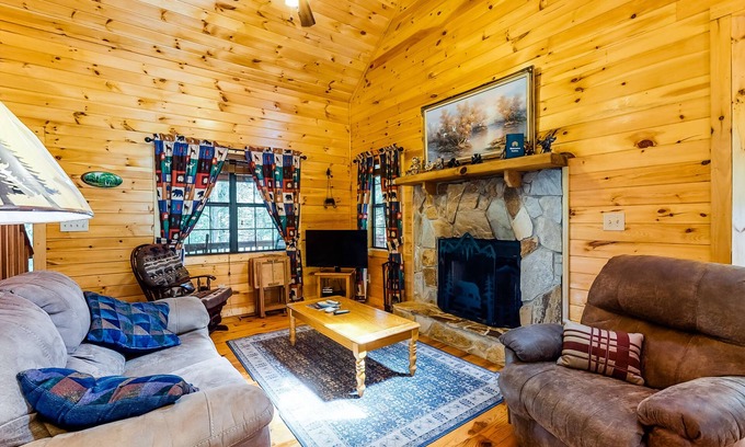 Williamstown Cabin | Snowbird-friendly log cabin with pool table, darts & private hot tub - dogs OK