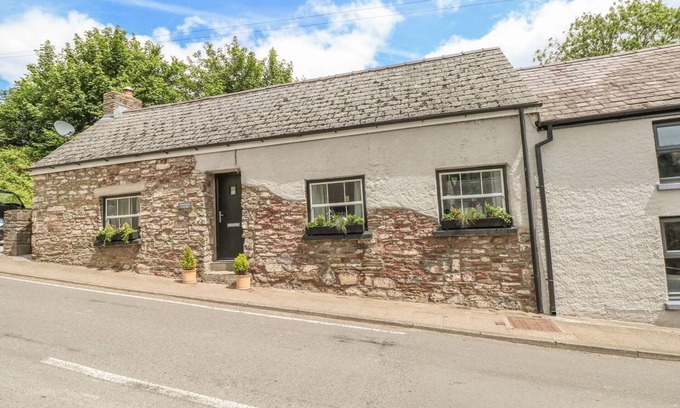 Laugharne Cottage | SNOWDROP COTTAGE, pet friendly, with hot tub in Laugharne